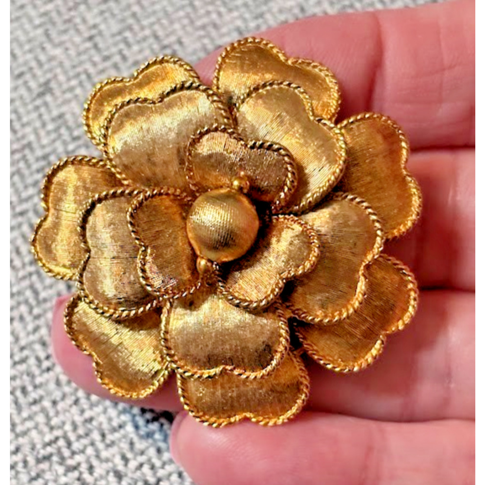 Vintage Samsan SA Heart Petal Flower Brooch Textured Gold Tone Mid Century Pin - Picture 8 of 9
